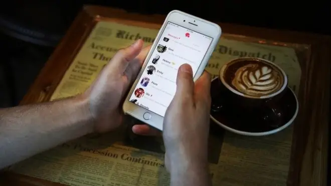 تؤثر حيلة التشتيت في اختيار شخص للمواعدة بمقارنته بالخيارات المطروحة