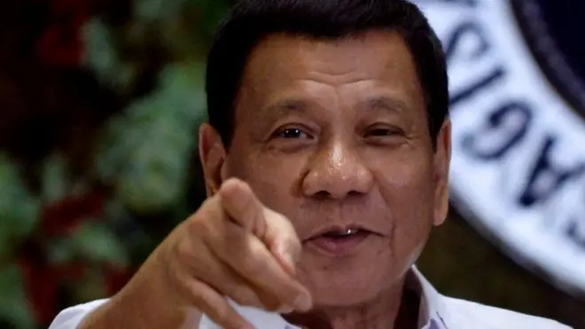 Tổng thống Philippines Rodrigo Duterte nói "dường như mọi người đang giành giựt các đảo" ở Biển Đông