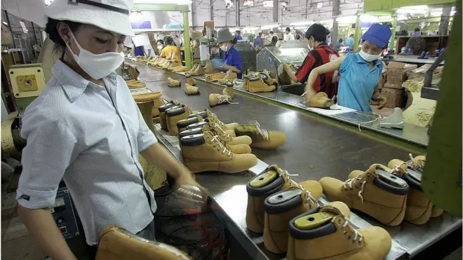 Ngành công nghiệp đóng giầy Việt Nam cũng thu hút đầu tư của các hãng nước ngoài như Adidas, Nike...