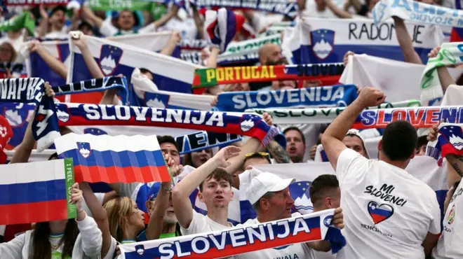 Словеначки навијачи су пружали веома гласну подршку екипи