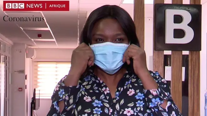 La journaliste Awa Cheick Faye portant un masque