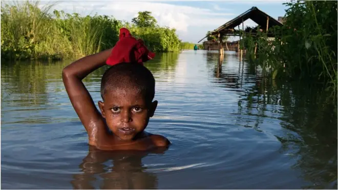 세계은행은 향후 10년간 1억3000만 명이 빈곤 상태가 될 수 있다고 전망했다.
