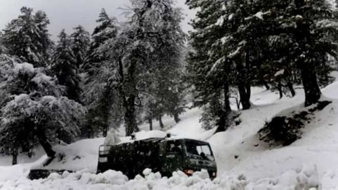 فوج کا کہنا ہے کہ اس علاقے میں کل دو مختلف مقامات پر برفانی تودے گرنے کے واقعات پیش آئے اور فوج کا ایک کیمپ اور ایک گشتی پارٹی ان کی زد میں آگئے