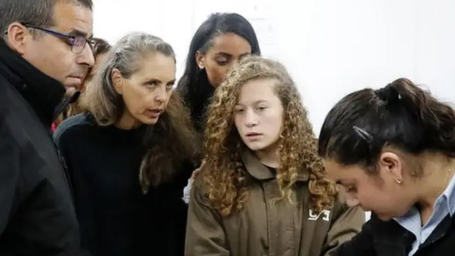 اسرائیلی عدالت میں اسرائیلی فوجی کو تھپڑ مارنے والی لڑکی احد تمیمی کو پیش کیا جا رہا ہے