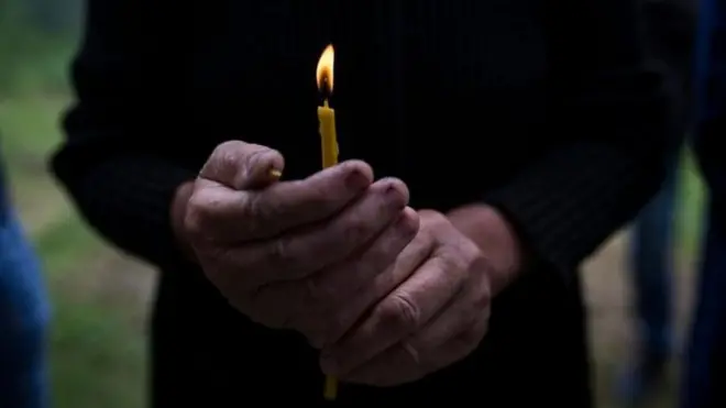 Zapaljena sveća u rukama