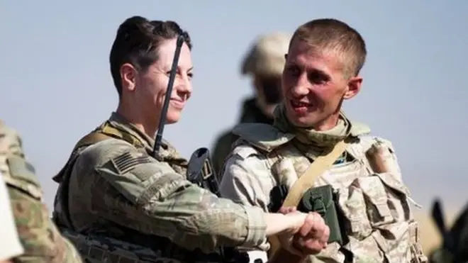 Рукопожатие перед камерой