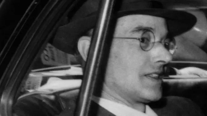 Klaus Fuchs wuxuu isagoo isagoo ka cararay Jarmalka tagay Ingiriiska, wuxuuna baxsad ka ahaa Naasiyiinta