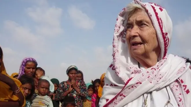 Dr Pfau with Pakistani flood victims in 2010