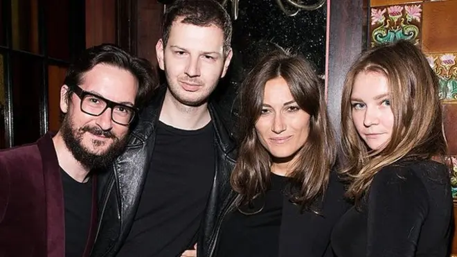 Anna Sorokin (a la derecha) durante una ceremonia de entrega de premios de moda en Nueva York en 2014, en una época previa al periodo que actualmente está siendo investigado en los tribunales.