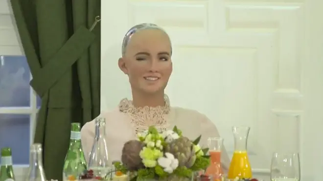 "Спасибо, Герман! Встретимся на склоне": Греф и робот поговорили в Давосе