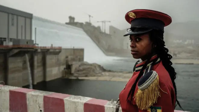 جندية إثيوبية في حراسة سد النهضة