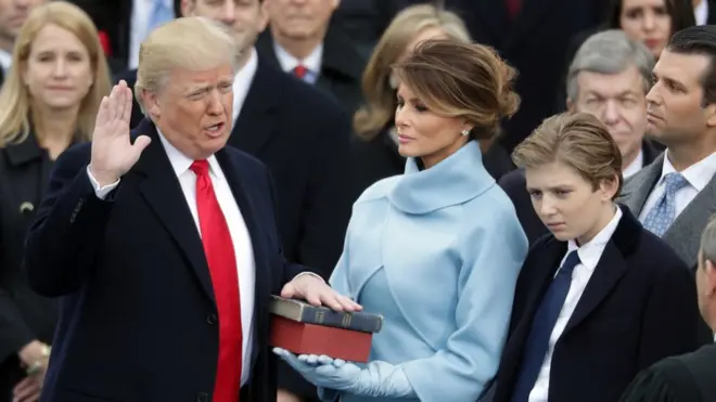 Donald Trump'ın yemin ederken el bastığı İncil'i eşi Melania Trump tuttu