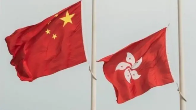 两面旗帜完成了移交