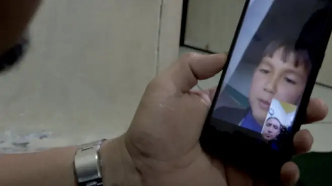 موسیٰ سمارٹ فون پر ویڈیو کالز کے ذریعے ہی اپنے خاندان کو دیکھ سکتے ہیں