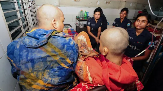 Foto-foto yang memperlihatkan korban pemerkosaan dan ibunya yang berkepala plontos menyebabkan kemarahan di Bangladesh.