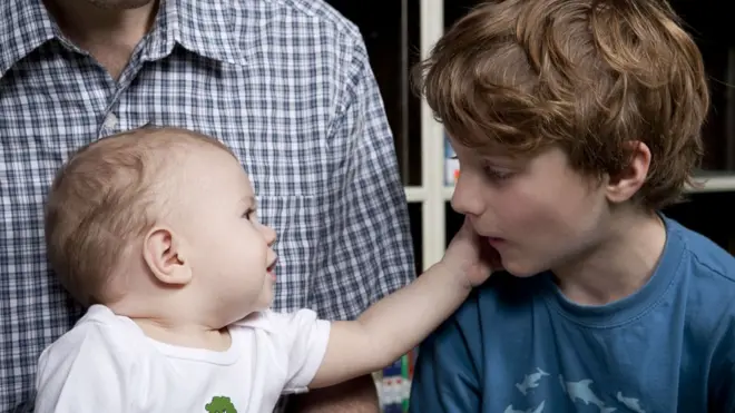 Los niños aprenden sobre su propia vulnerabilidad a través del bebé.