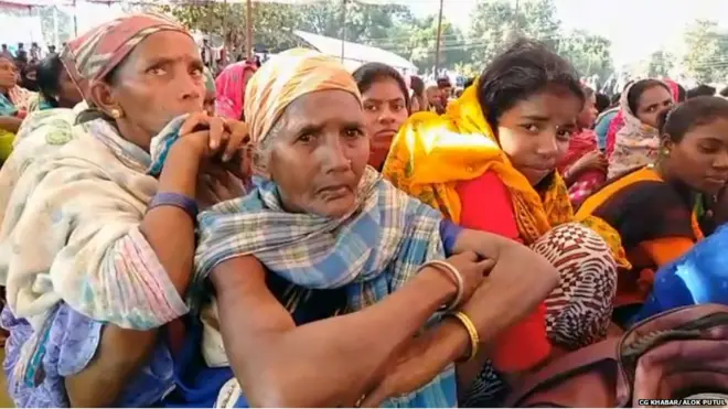 आदिवासी अपनी मांगों के लिए डटे