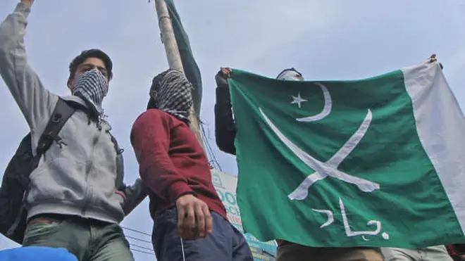 प्रदर्शन करते युवक