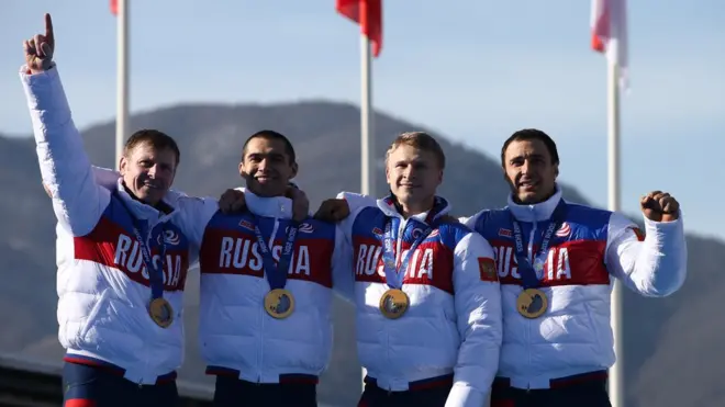 Российские бобслеисты на церемонии вручения золотых наград после победы в заезде четверок. Александр Легков - слева.