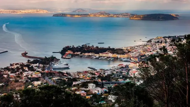 Procida adası (ortada)