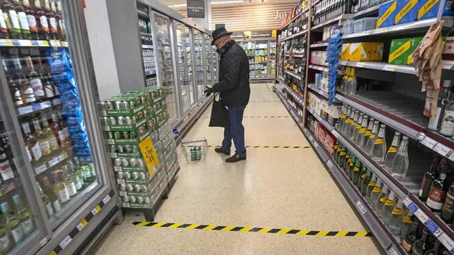 virus corona, supermarket, physical distancing