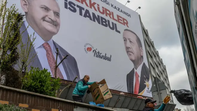 منشور دعائي في اسطنبول يحمل صورة أردوغان وبن علي يلدريم