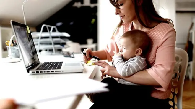 طلبت بلدان وشركات كثيرة من مواطنيها أو موظفيها العمل من المنزل للحد من تفشّي فيروس كورونا. لكن العمل من المنزل ليس سهلاً خاصّة لمن يختبره للمرة الأولى.