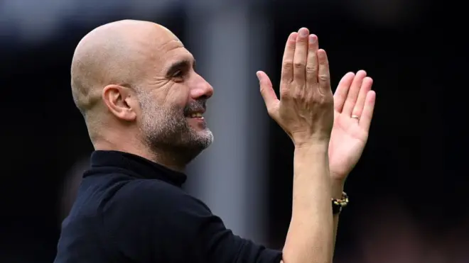 بيب غوارديولا، مدرب مانشستر سيتي يصفق للجماهير بعد فوز الفريق خلال مباراة الدوري الإنجليزي الممتاز بين إيفرتون ومانشستر سيتي