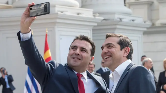 Сликање селфија обележило је и потписивање Споразума на Преспи - традицију су наставили премијери Заев (лево) и Ципрас (десно)