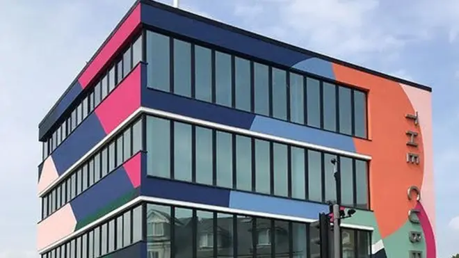 Gedung pusat pendidikan di Folkstone, Inggris selatan