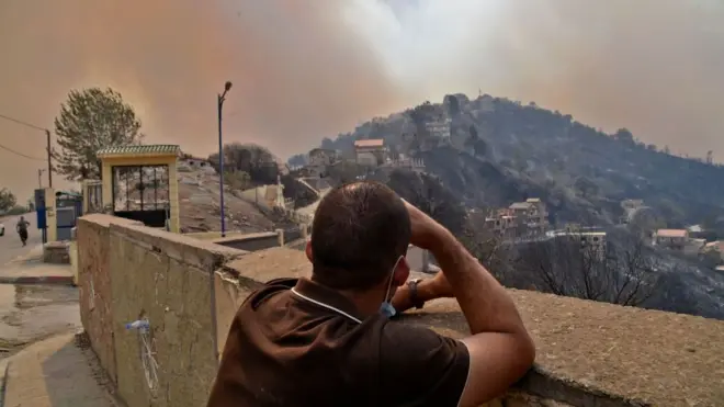 حرائق كبيرة في الجزائر