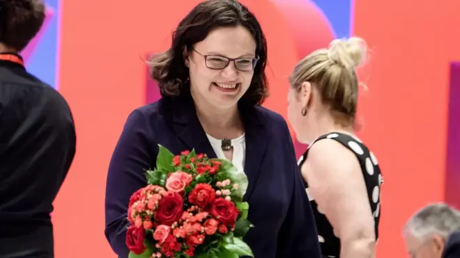 عملت السيدة ناليس سابقا وزيرة للعمل في الحكومة الألمانية