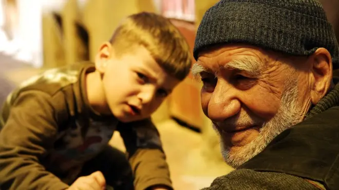 Gülümseyen bir yaşlı adam ile çocuk