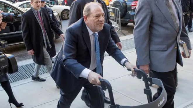 Адвокати Вайнштайна звернулися з проханням про пом'якшення покарання, наполягаючи на тому, що навіть мінімальний вирок у п'ять років може бути для нього "довічним покаранням"