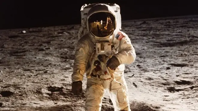 1998માં ચંદ્રની ધરતીનું વર્ણન કરતાં આલ્ડ્રીને કહ્યું હતું કે તે ઝીણી ડાર્ક ગ્રે માટીથી ઢંકાયેલી હોય તેવી છે. એકદમ ટેલ્કમ પાવડર જેવી ઝીણી માટી.