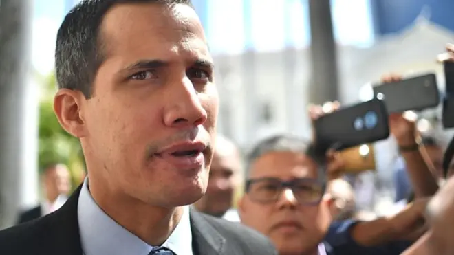 Tổng thống tự xưng của Venezuela ông Juan Guaidó trao đổi với truyền thông.