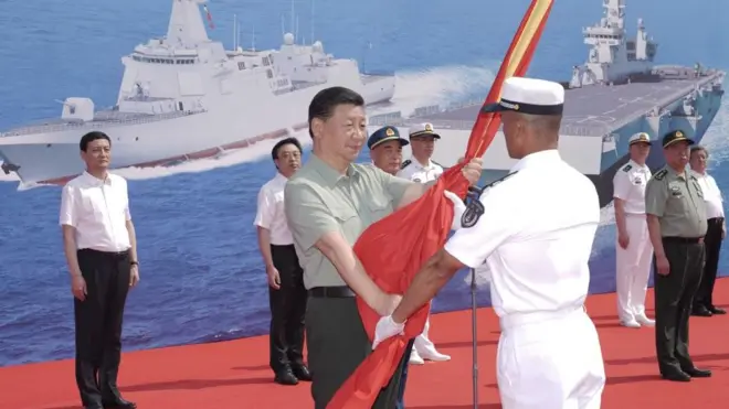 Chủ tịch Tập Cận Bình đích thân tới căn cứ Tam Á trên đảo Hải Nam dự lễ hạ thủy cùng lúc một tàu ngầm nguyên tử, một khu trục hạm và một chiến hạm đổ bộ