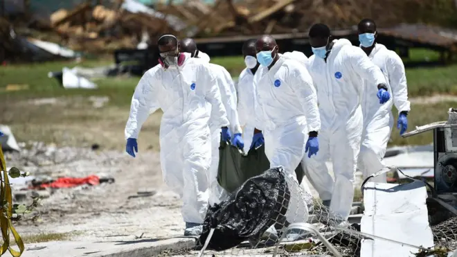 Se están enviando centenares de bolsas de cadáveres a las Islas Ábaco, la zona más afectada por el ciclón, que golpeó el área durante horas con vientos de más de 300 km/h.