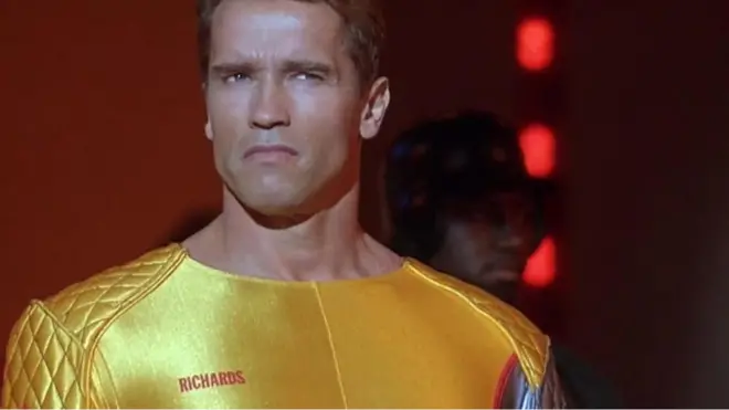 Arnold Schwarzenegger memerankan pahlawan militer yang dikhianati dalam gambaran distopia tahun 2017 The Running Man.