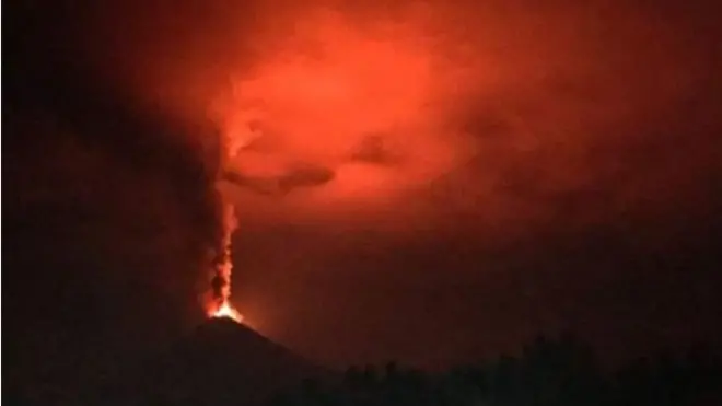 Rekaman foto Rabu (3/10) malam menunjukkan gunung Soputan memuntahkan lava pijar.