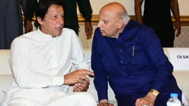 چوہدری محمد سرور پاکستان تحریکِ انصاف کی جانب سے پنجاب سے سینیٹر منتخب ہوئے جہاں پی ٹی آئی کی صرف 33 نشستیں ہیں۔