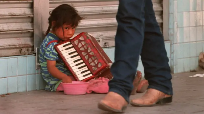 Niña en la calle, México