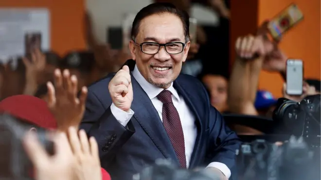 Anwar Ibrahim disambut para pendukungnya.