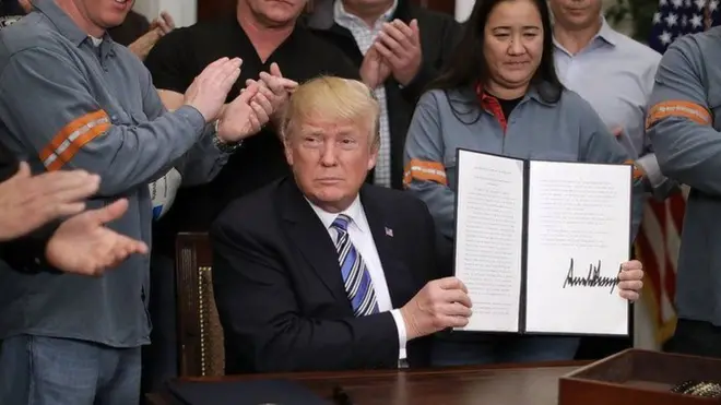 트럼프 대통령은 철강과 알루미늄 제품에 각각 25%와 10% 관세를 부과하는 행정명령을 내렸다