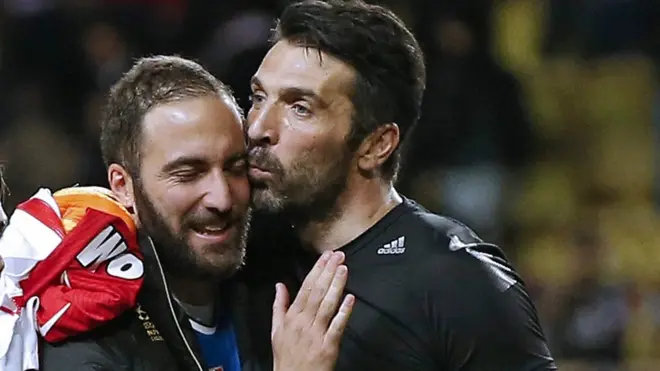 الحارس العملاق بوفون يهنئ هيغواين بتألقه في المباراة وإحراز هدفي الفوز