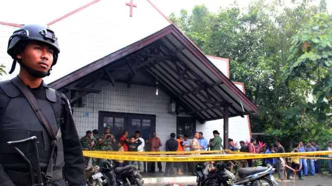Polis berjaga di depan Gereja Oikumene Samarinda, Kaltim, setelah ledakan.