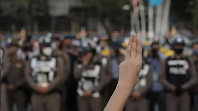 นักเรียนชูสามนิ้วให้ตำรวจ