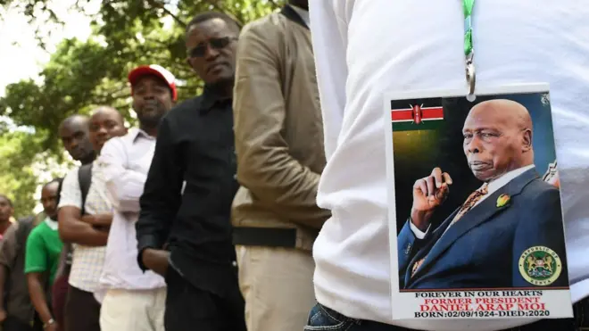 Kenyans queue to look di body of former President Daniel arap Moi during im klying in state on February 8, 2020 for Nairobi.