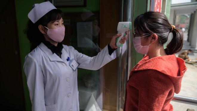平壤平川人民医院一名护士给进入医院的人员量体温（1/4/2020）