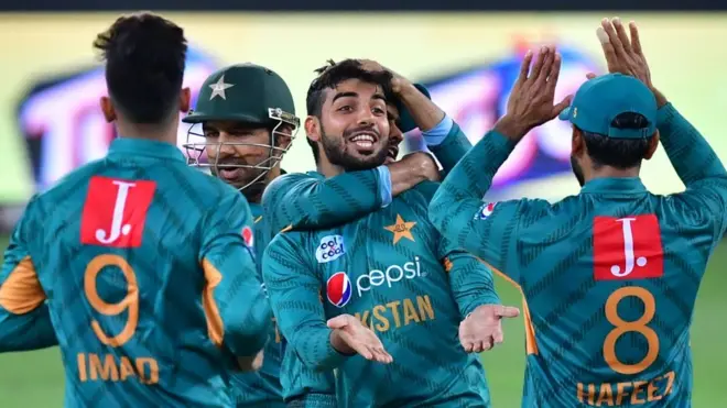 پاکستان کی جانب سے شاداب خان نے تین وکٹیں حاصل کیں